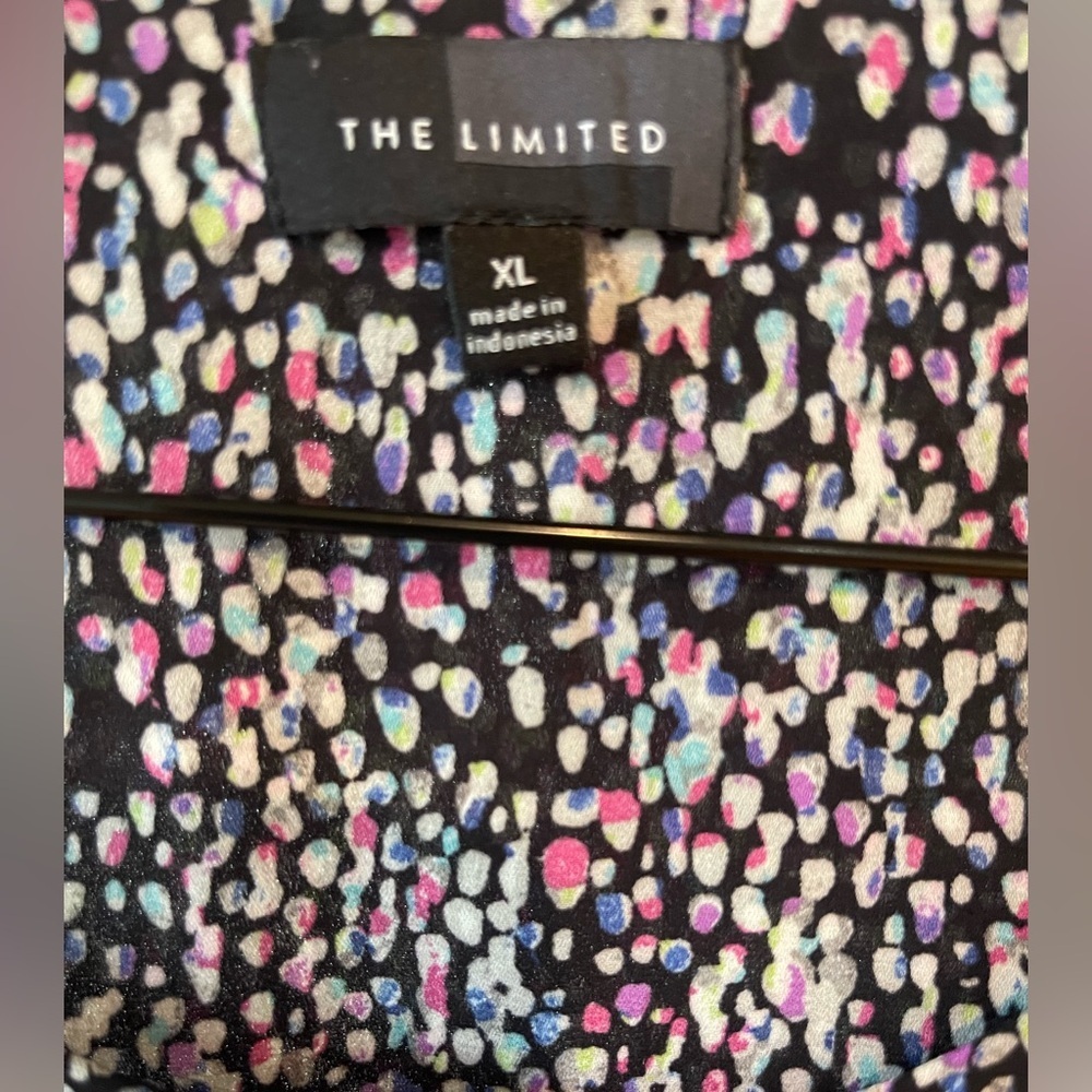 🩷🔥NWOT THE LIMITED Women's size XL Top with Colorful Dot Pattern. Like New! - Picture 9 of 10